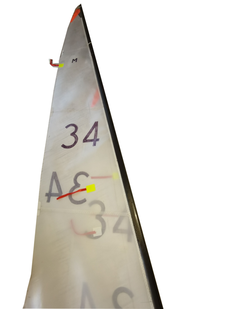 Grand voile équipée de penons. Un pénon de chute et un penon sur chaque face à mi-hauteur.
