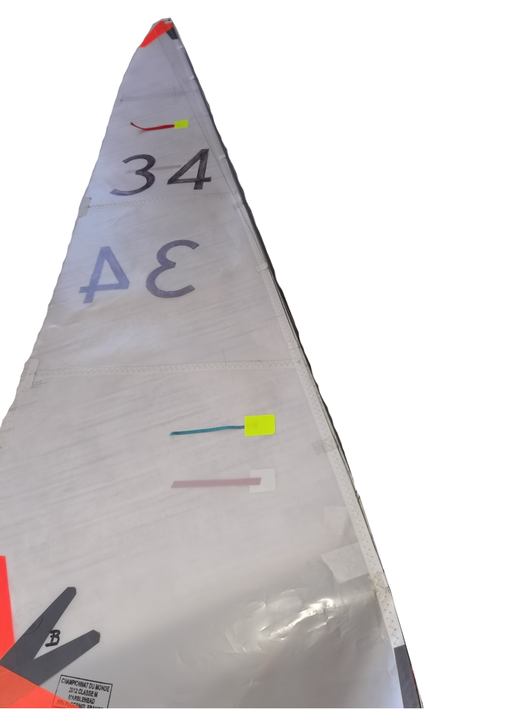 Foc équipé de penons sur chaque face de la voile. Un placé en bas et l'autre en haut - placé proche du guindant de la voile.