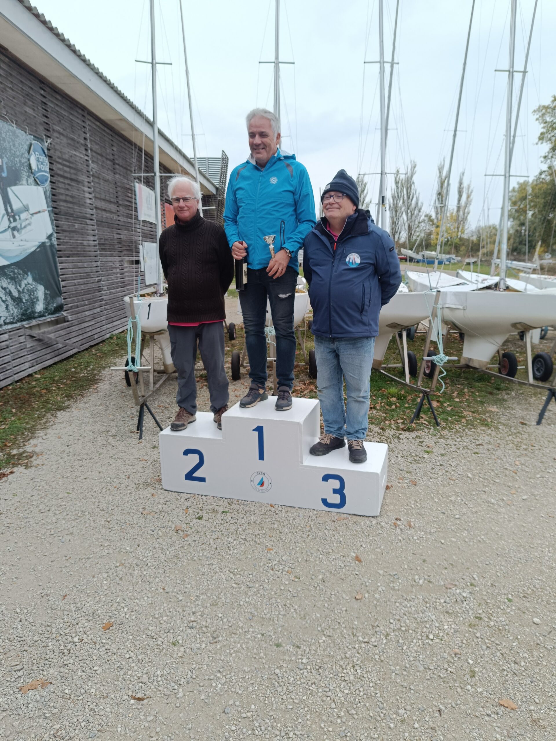 Erwann domine la régate à St Quentin (« La première gelée ») dans la grisaille.